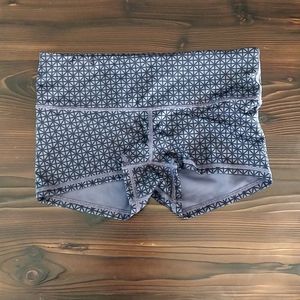Lululemon shorts size 6 speed up shorts